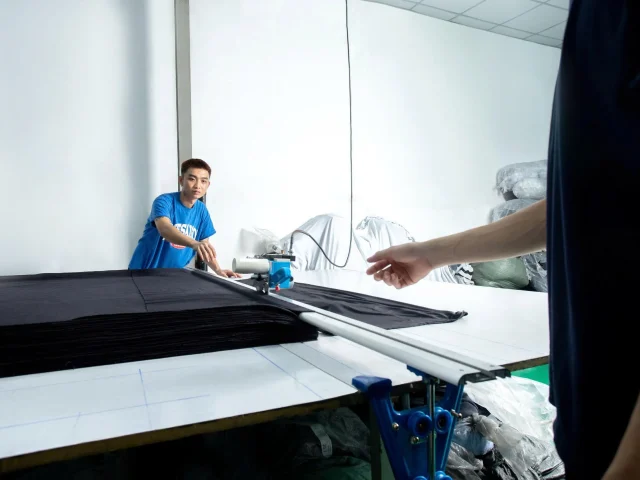 So sánh dịch vụ giữa các xưởng may gia công quần áo TPHCM