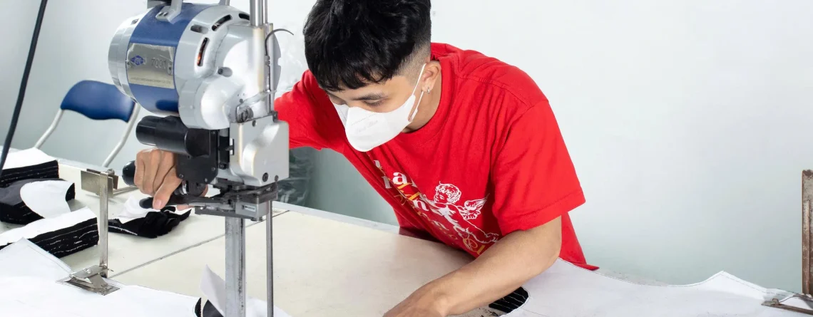 So sánh dịch vụ giữa các xưởng may gia công quần áo TPHCM cần sự tỉ mỉ