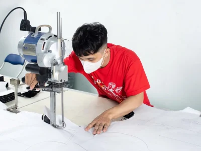 So sánh dịch vụ giữa các xưởng may gia công quần áo TPHCM cần sự tỉ mỉ