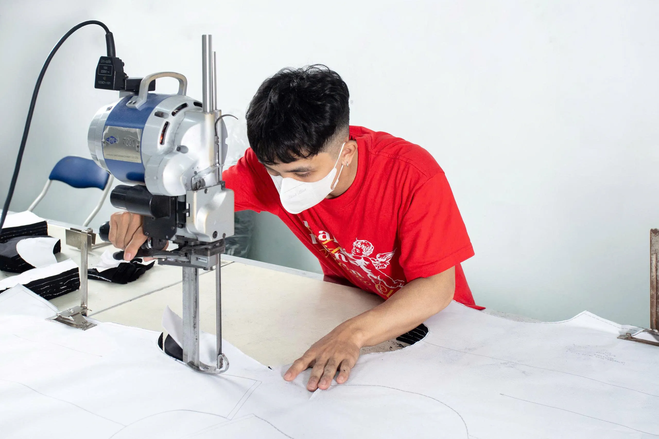 So sánh dịch vụ giữa các xưởng may gia công quần áo TPHCM cần sự tỉ mỉ