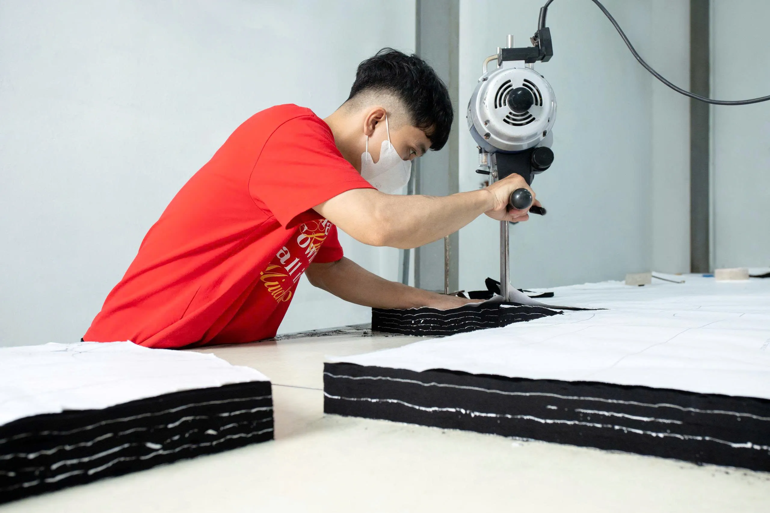 So sánh dịch vụ giữa các xưởng may gia công quần áo TPHCM chuẩn xưởng và có tay nghề