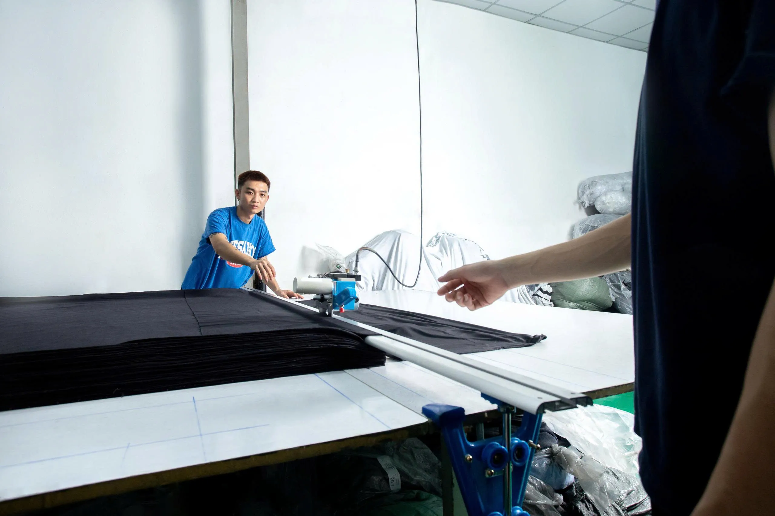 So sánh dịch vụ giữa các xưởng may gia công quần áo TPHCM