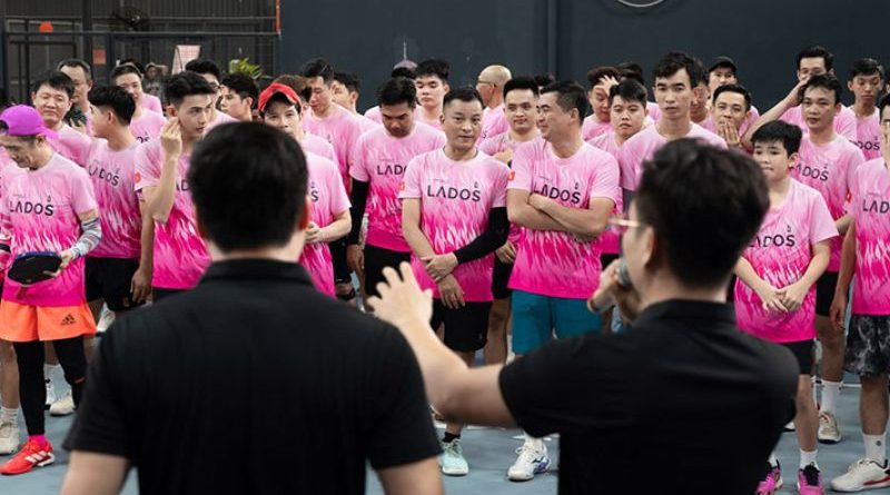 Xưởng may Lowkey Sài Gòn gửi mẫu vải thực tế tận nơi cho khách hàng
