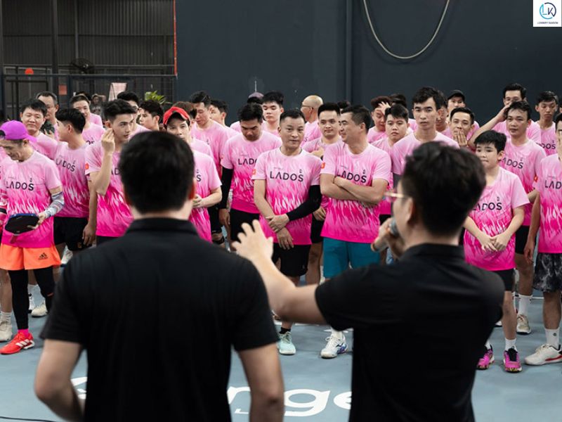 Xưởng may Lowkey Sài Gòn gửi mẫu vải thực tế tận nơi cho khách hàng